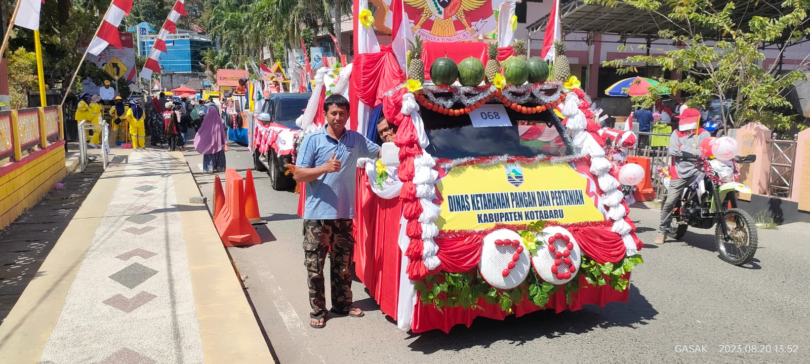 dinas ketahanan pangan dan pertanian ikut meramaikan HUT RI ke-78 di kotabaru yaitu pawai obor dan pawai 20 agustus