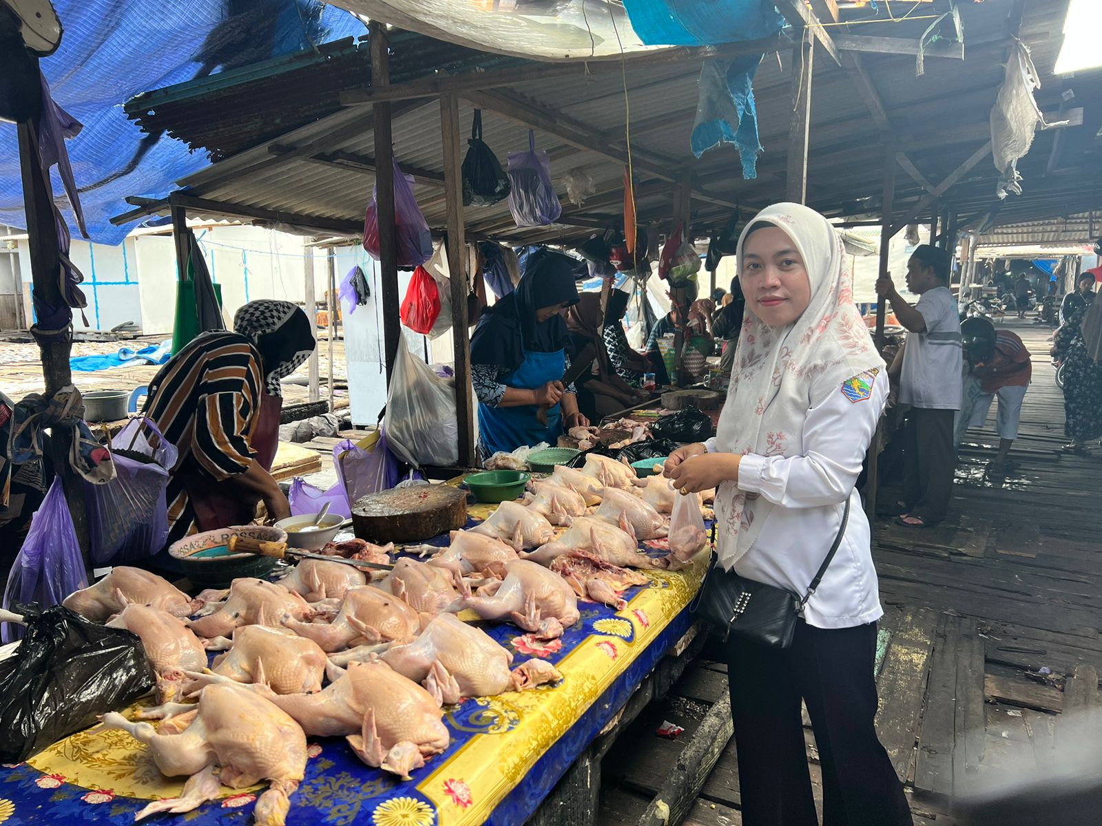 Pengambilan sampel daging sapi dan ayam utk pemeriksaan cemaran mikroba, residu antibiotik, formalin utk menjamin keamanan pangan asal hewan Di Pasar kemakmuran PLU dan Pasar Serongga Kelp. Hilir