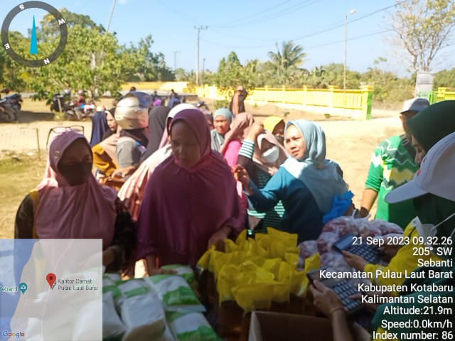 Kegiatan Gerakan Pangan Murah dan Operasi Pasar Murah di halaman Kantor Camat Kec. Pulaulaut Barat