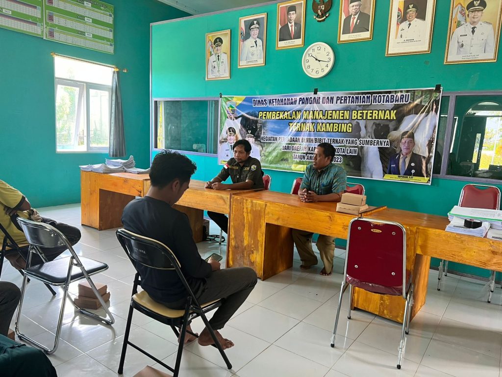 Kegiatan pembekalan manajemen beternak ternak kambing di desa semisir kec.pulaulaut tengah oleh dinas ketahanan pangan dan pertanian